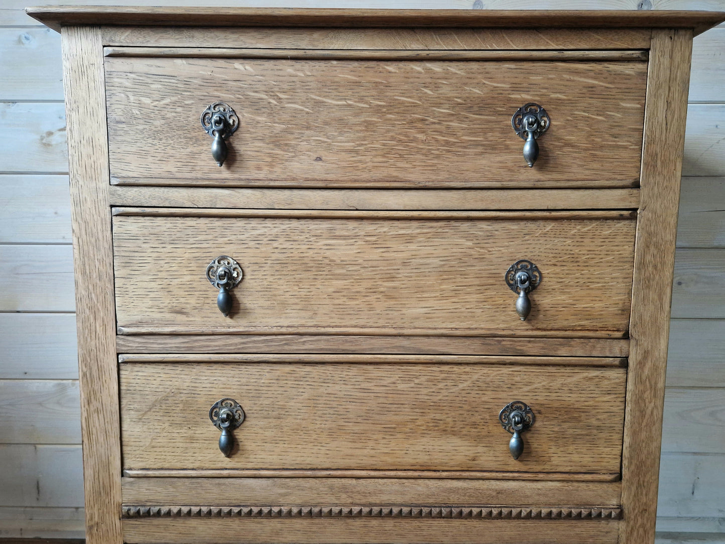 Solid oak chest of drawers